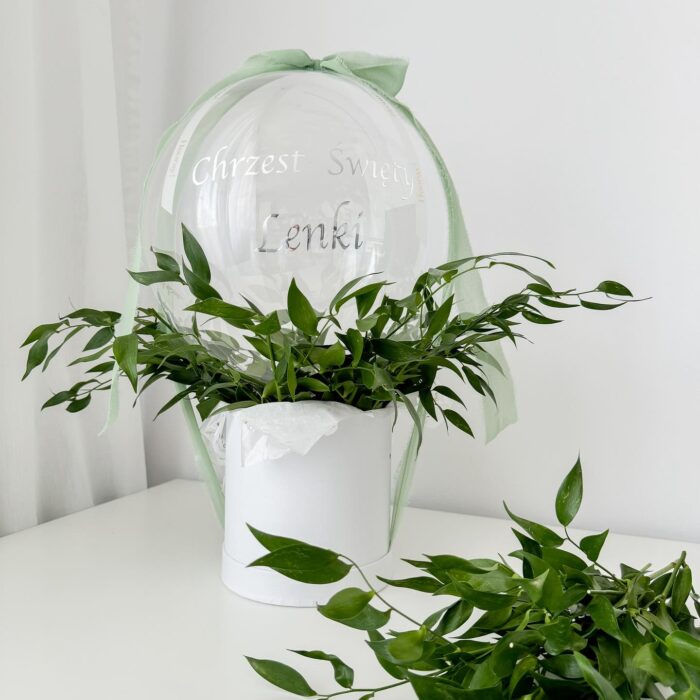 elegancki balon z napisem w pudelku z kwiatami