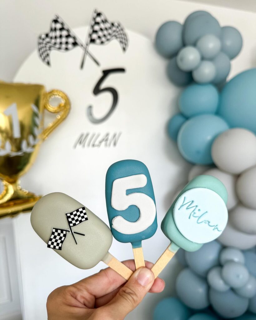 dekoracja balonowa na urodziny samochod wyscigowy