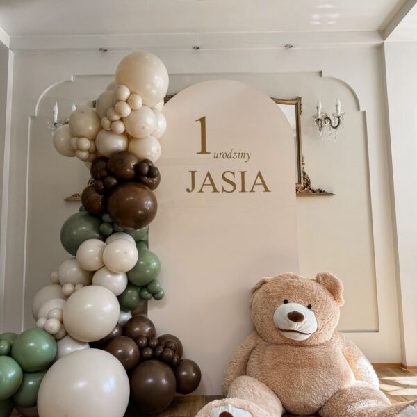 Ścianka do zdjęć na 1. urodziny chłopca w odcieniach beżu