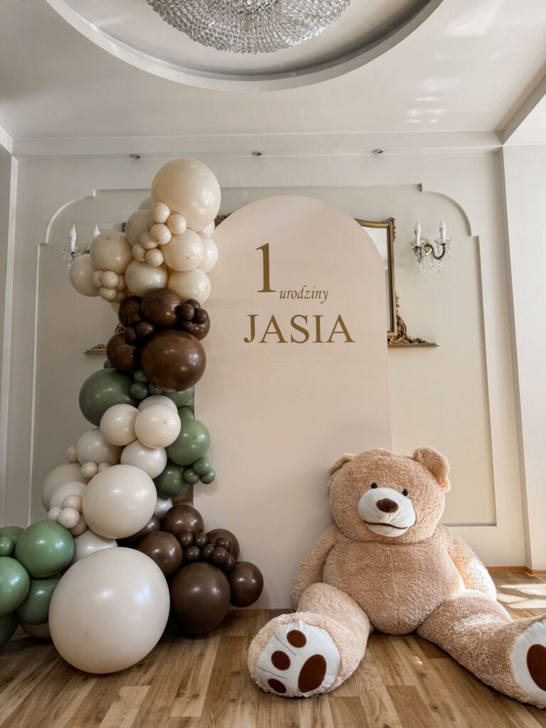 Ścianka do zdjęć na 1. urodziny chłopca w odcieniach beżu