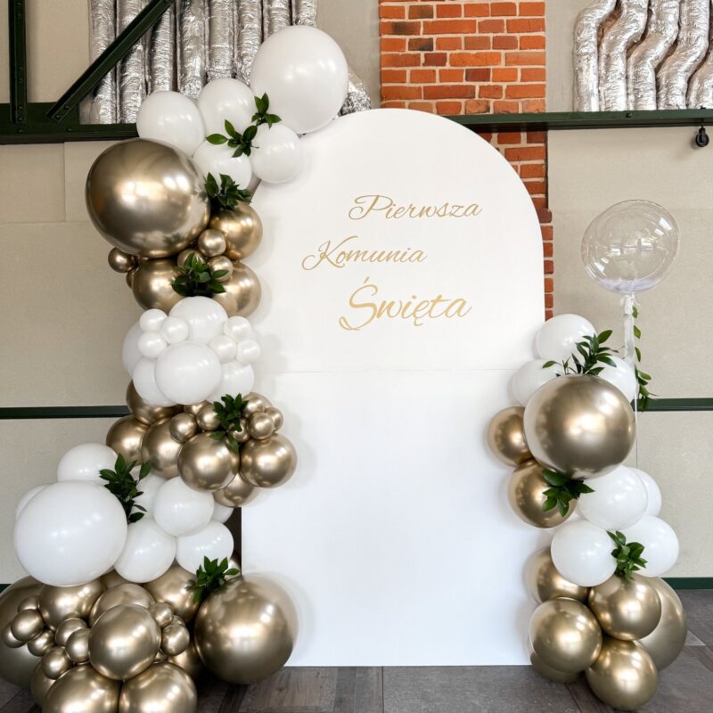 dekoracje na komunie biało złota